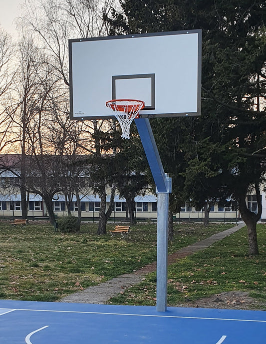 Impianto monotubo, installabile basket/minibasket, tabelloni in legno, fissaggio a terra con bussola, struttura smontabile. CERTIFICATO UNI-EN 1270