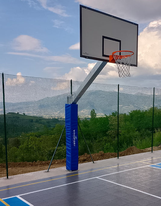 Impianto monotubo, installabile basket/minibasket, tabelloni in legno, fissaggio a terra con piastra, struttura smontabile. CERTIFICATO UNI-EN 1270