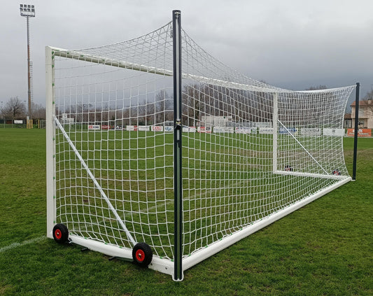 Porta calcio singola, in alluminio, mobile, CERTIFICATA UNI EN 748. Completa di sistema di tensionamento rete con pali posteriori verticali, di sistema di trasporto art. 6017 e rete.