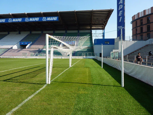 Porte calcio in alluminio, reggirete a palo distanziato, gomiti saldati, complete di bussole, ribaltina esclusa. CERTIFICATE UNI EN 748 MODELLO CHAMPIONS LEAGUE 2016 MILANO