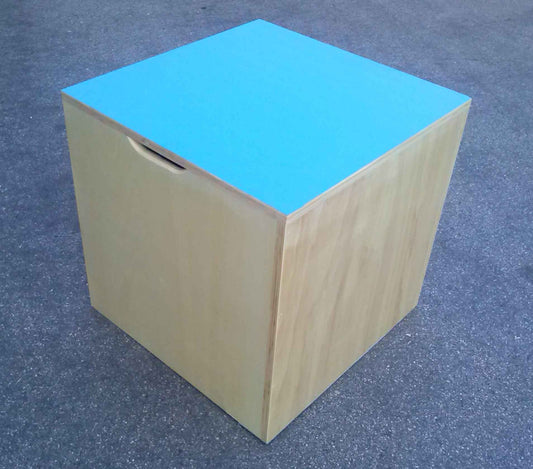 Cubo propriocettivo misura 60x60x60 cm., in legno con fondo e piano superiore dotato di antiscivolo, con impugnature per il trasporto