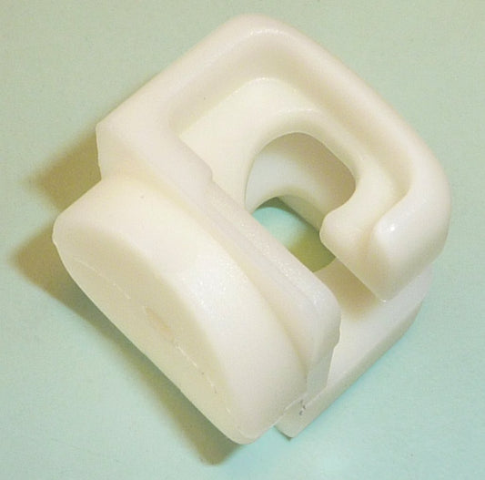 Gancio nylon bianco per applicazione rete su porte calcetto acciaio (vite esclusa)
